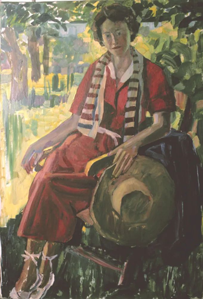 Femme en rouge assise dans un jardin
